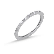 Starlite Ring mit Zirkonia, runder Bandring auf weißem Hintergrund.