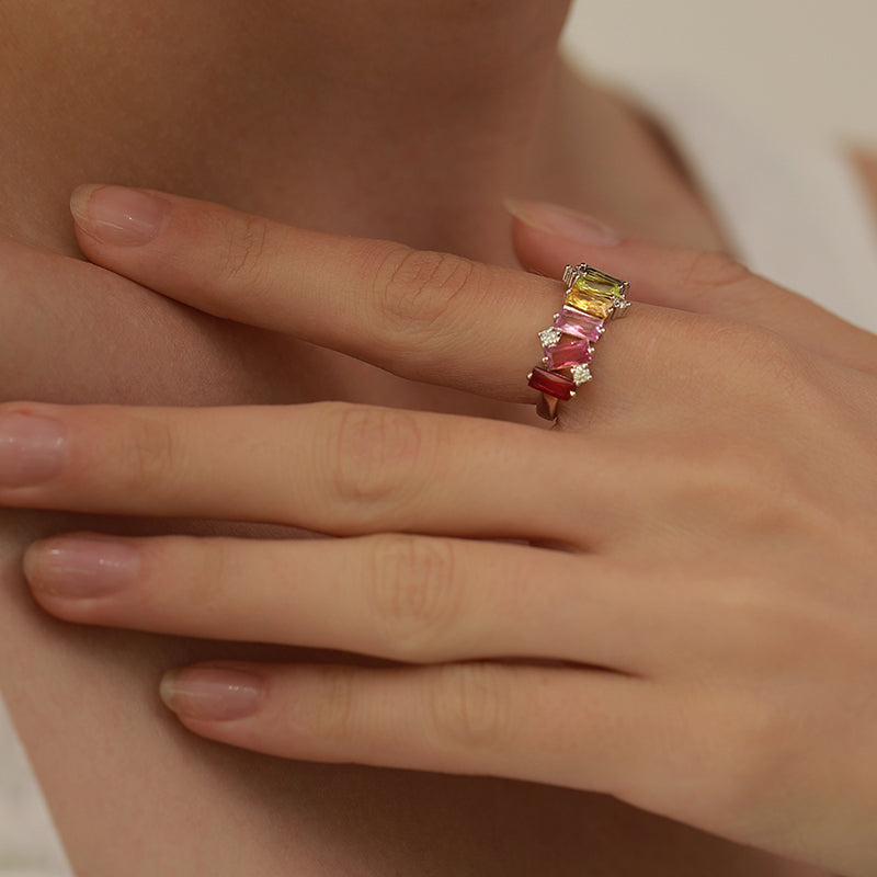Verstellbarer Ring aus 925 Sterling Silber mit rechteckigen, mehrfarbigen Zirkonia-Steinen in Regenbogenoptik.