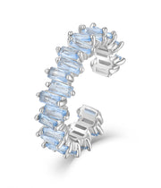 Verstellbarer Ring aus 925 Sterling Silber mit hellblauen Zirkonia im Baguette-Schliff; elegantes, modernes Design mit kühlem Glanz.