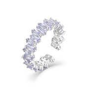 Verstellbarer Ring aus 925 Sterling Silber mit violett schimmernden Zirkonia im Baguette-Schliff; elegantes, filigranes Design.