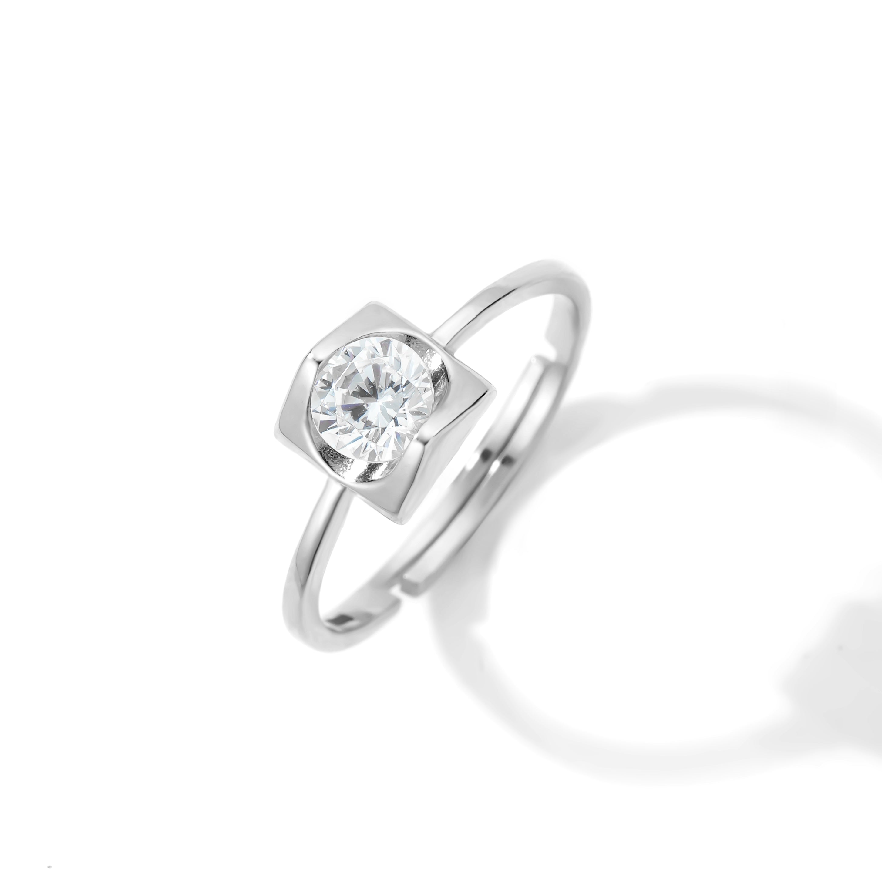 Verstellbarer Ring aus 925 Sterling Silber oder 18K vergoldet mit rundem Zirkonia in moderner Zargenfassung; minimalistisches Design.
