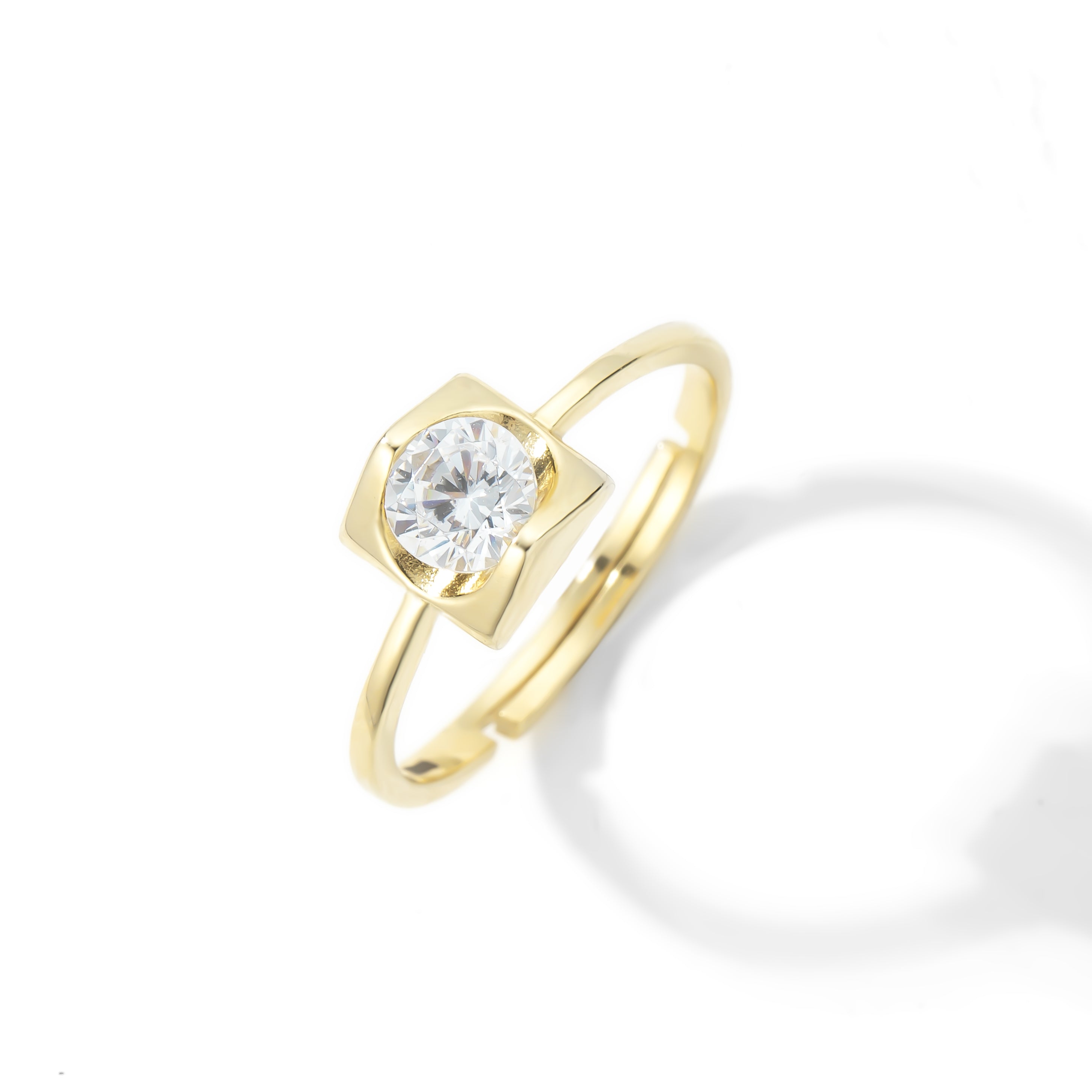 Verstellbarer Ring aus 925 Sterling Silber oder 14K vergoldet mit rundem Zirkonia in moderner Zargenfassung; minimalistisches Design.