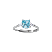 Verstellbarer Ring aus 925 Sterling Silber mit aquablauem Zirkonia im Cushion-Schliff und klaren Seitensteinen, elegantes Design.