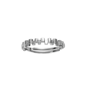 Verstellbarer Ring aus 925 Sterling Silber mit kleinen quadratischen Elementen und klaren Zirkonia; schlanke, moderne Form.