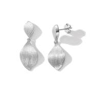Ohrhänger aus 925 Sterling Silber in mattierter Blattform, feine Struktur, beweglich und elegant; wahlweise rhodiniert oder goldvergoldet.