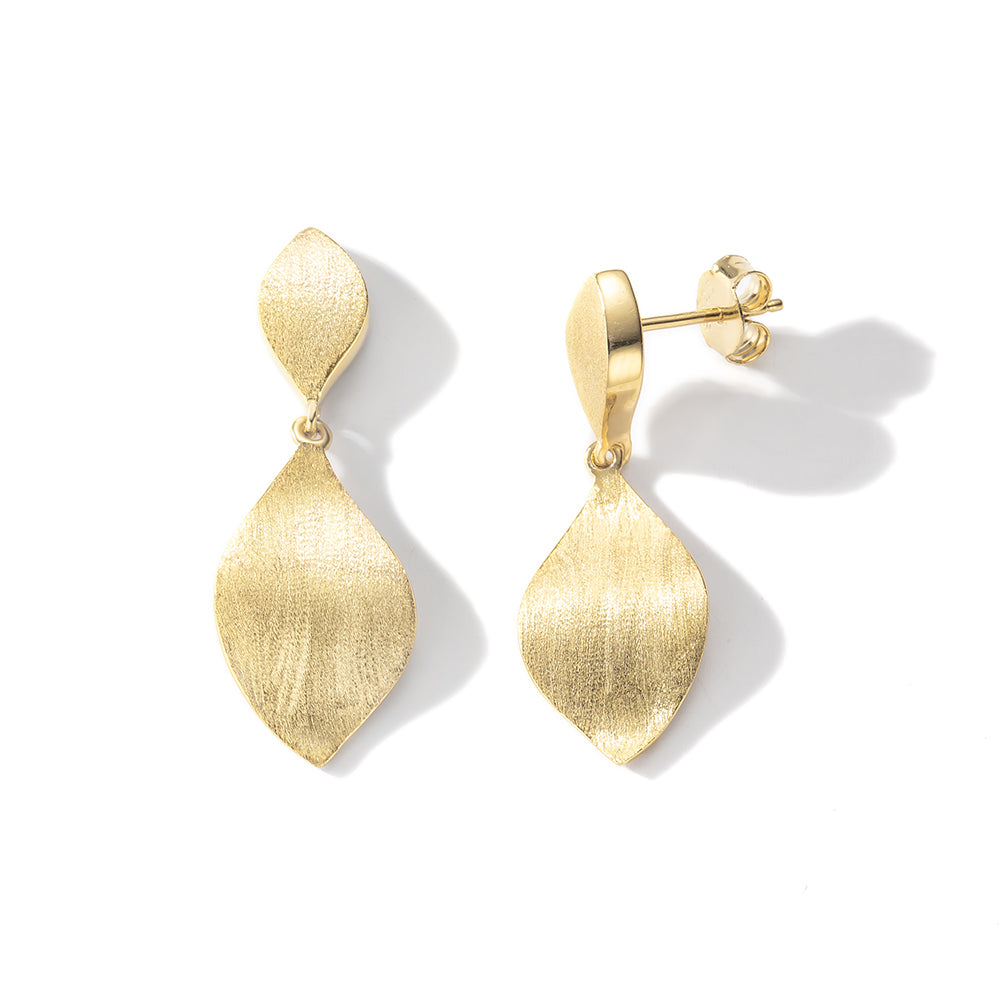 Ohrhänger aus 925 Sterling Silber in mattierter Blattform, feine Struktur, beweglich und elegant; wahlweise rhodiniert oder goldvergoldet.