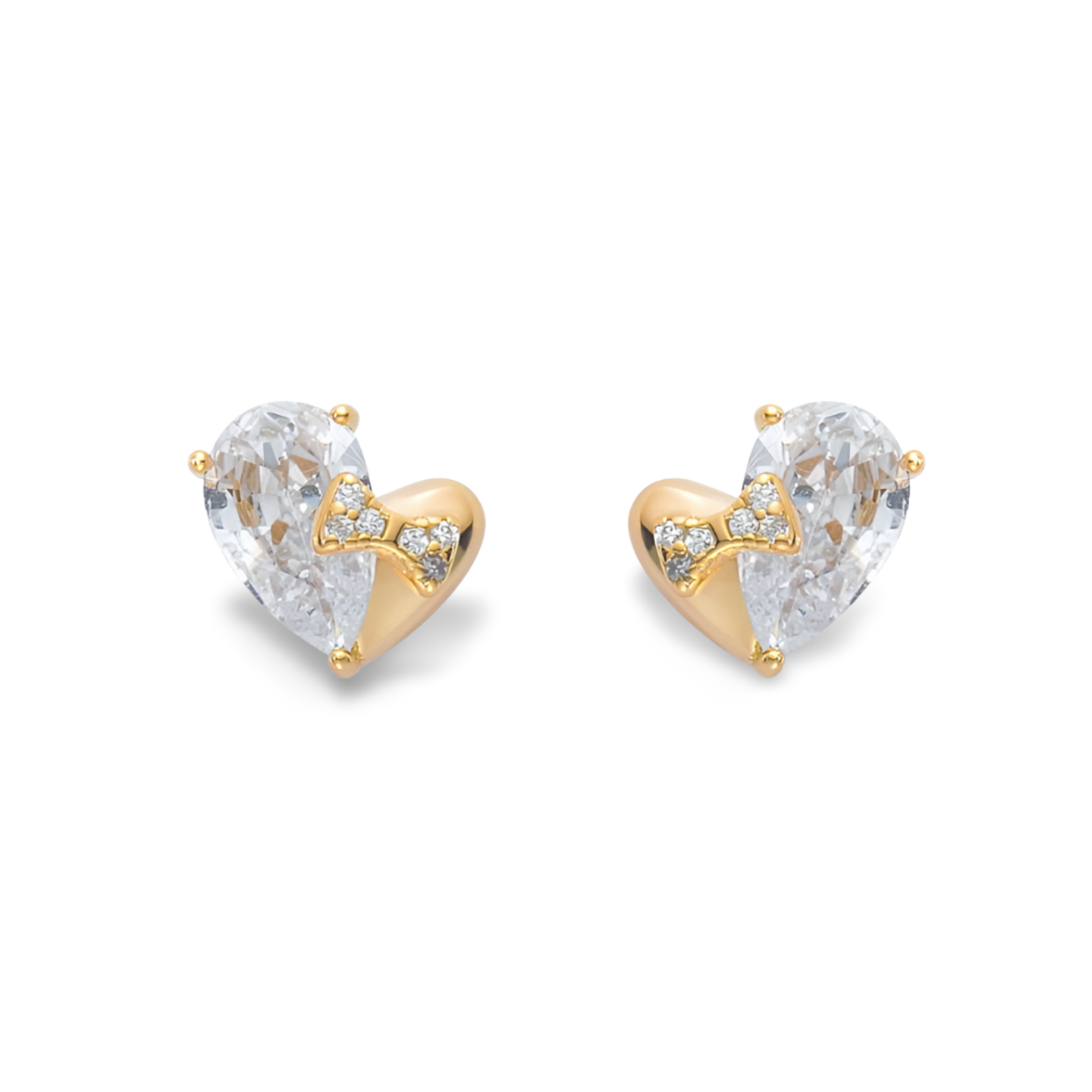 Herz Ohrstecker aus 925 Sterling Silber mit tropfenförmigem Zirkonia und kleiner Schleifen-Applikation; erhältlich 18K vergoldet oder rhodiniert.