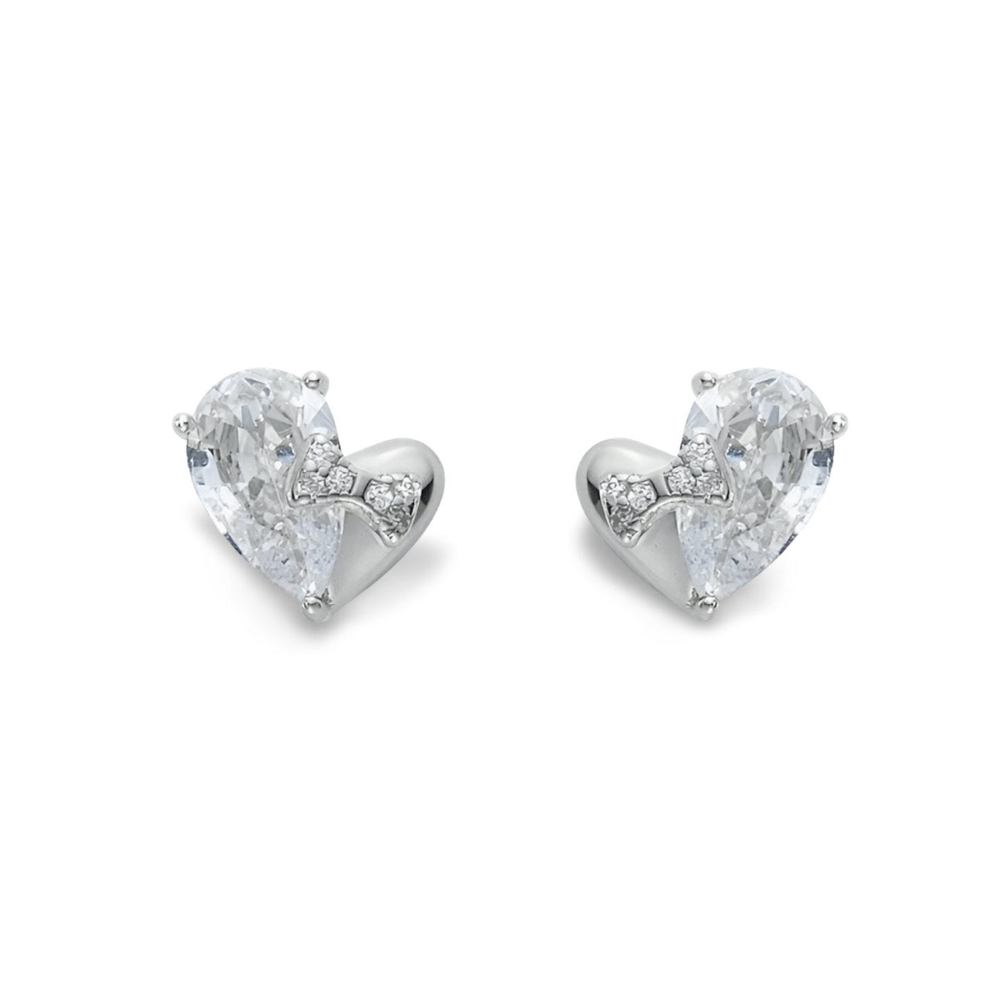 Herz Ohrstecker aus 925 Sterling Silber mit tropfenförmigem Zirkonia und kleiner Schleifen-Applikation; erhältlich 18K vergoldet oder rhodiniert.