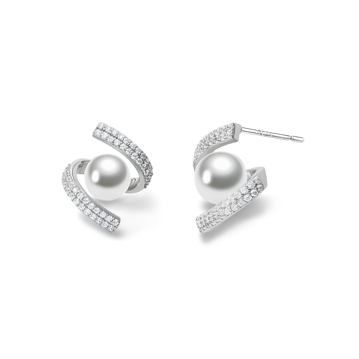 Orbit Ohrstecker aus 925 Sterling Silber mit runden Süßwasserperlen und pavébesetzten Zirkonia-Bögen; wahlweise rhodiniert oder 18K vergoldet.