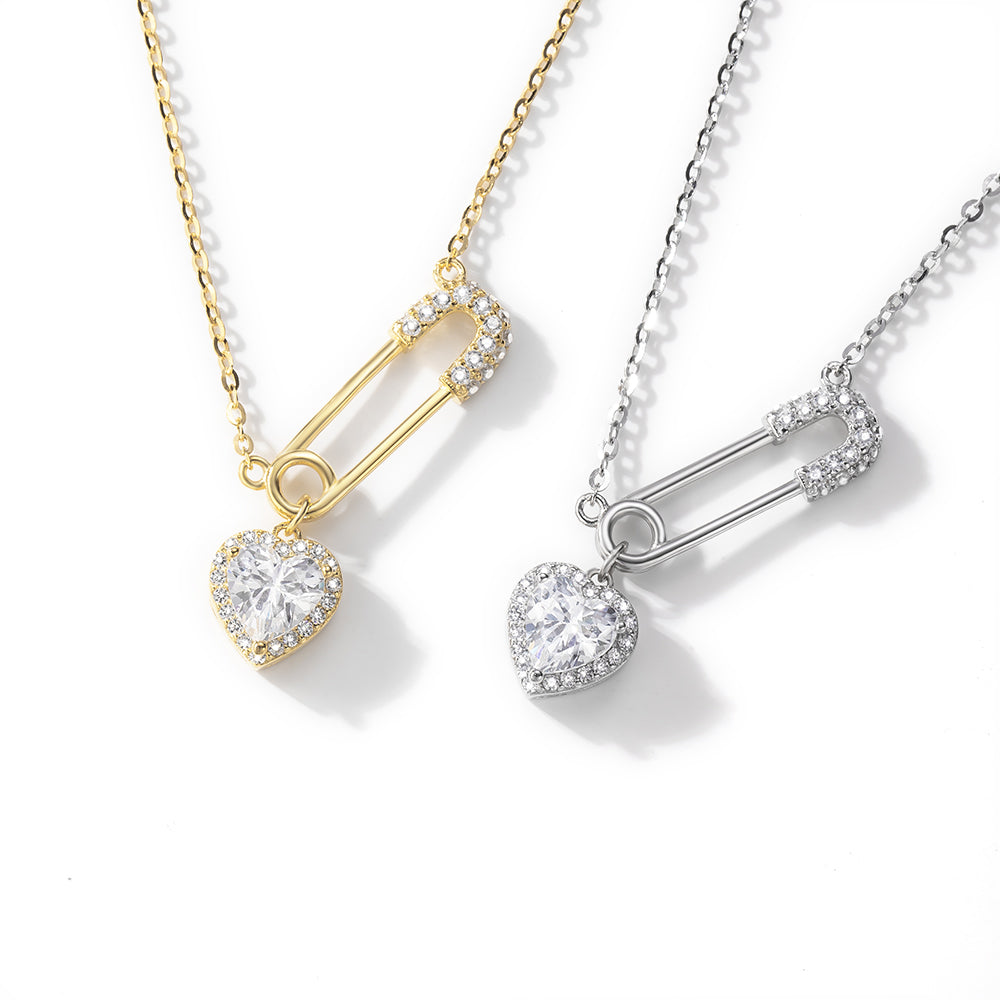 Nadelherz Halskette aus 925 Sterling Silber: Sicherheitsnadel-Anhänger mit Zirkonia-Pavé und herzfömigem Zirkonia-Charm; wahlweise rhodiniert oder 18K vergoldet.