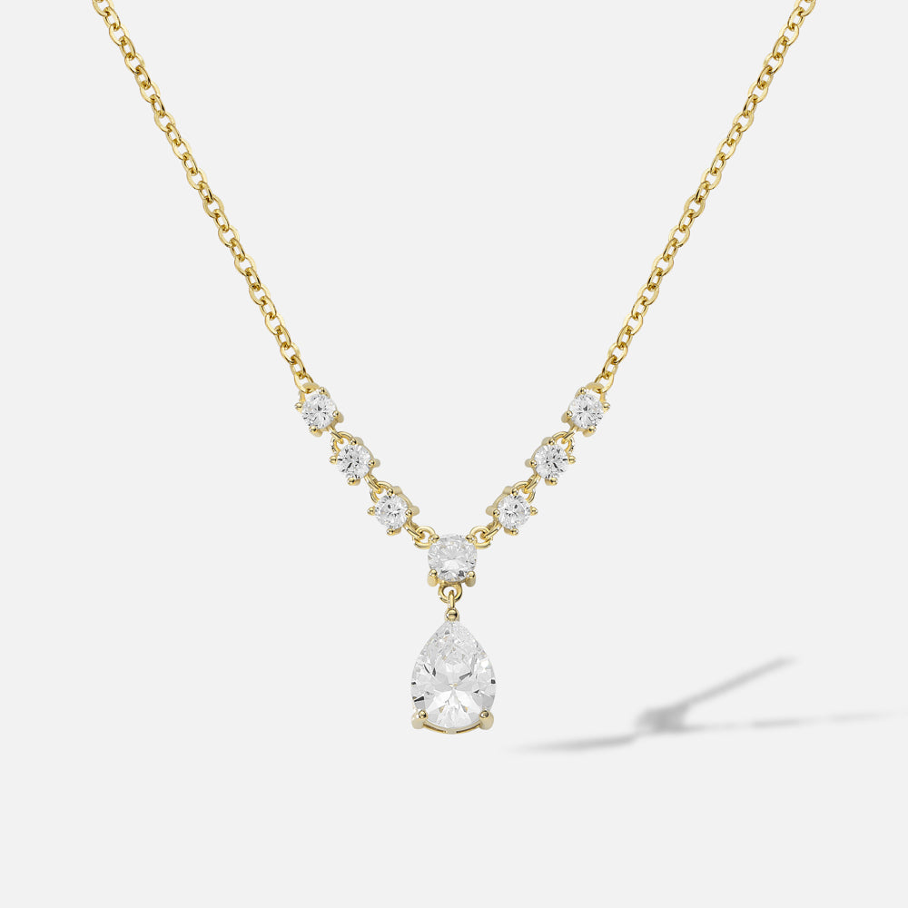 Liora Halskette aus 925 Sterling Silber: Tropfenanhänger mit großem Zirkonia-Stein und funkelnder Gliederlinie, erhältlich rhodiniert oder 18K vergoldet.