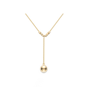 Liora Y-Halskette aus 925 Sterling Silber, 18K vergoldet: feine Ankerkette mit drei kleinen Würfel-Elementen und glänzendem Kugelanhänger.