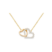 Herzduo Halskette aus 925 Sterling Silber, 18K vergoldet oder rhodiniert – zwei ineinander verschlungene Herzen, eins poliert, eins mit Zirkonia besetzt.
