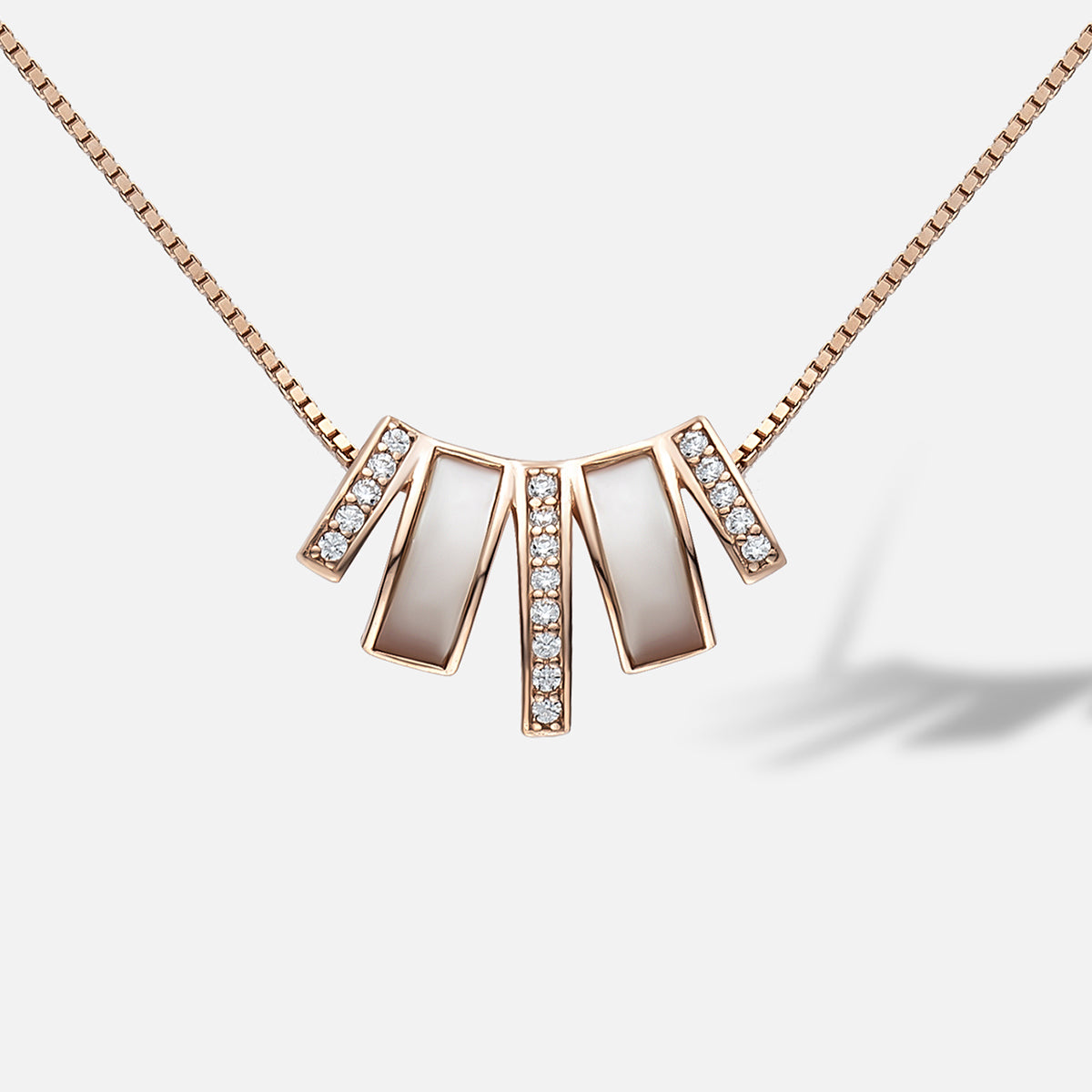 Perlmutt-Fächer Halskette aus 925 Sterling Silber, rosévergoldet, mit Perlmutt und Zirkonia im geometrischen Fächer-Design.