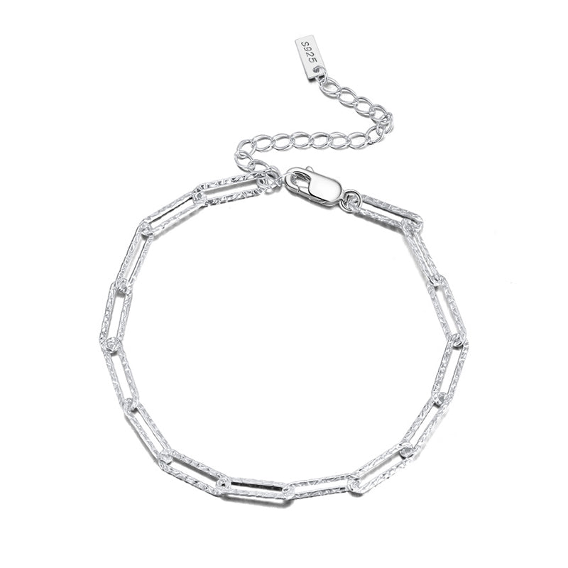 Paperclip Armband mit feinen, länglichen Gliedern aus 925 Sterling Silber, zart strukturiert, minimalistisch und verstellbar