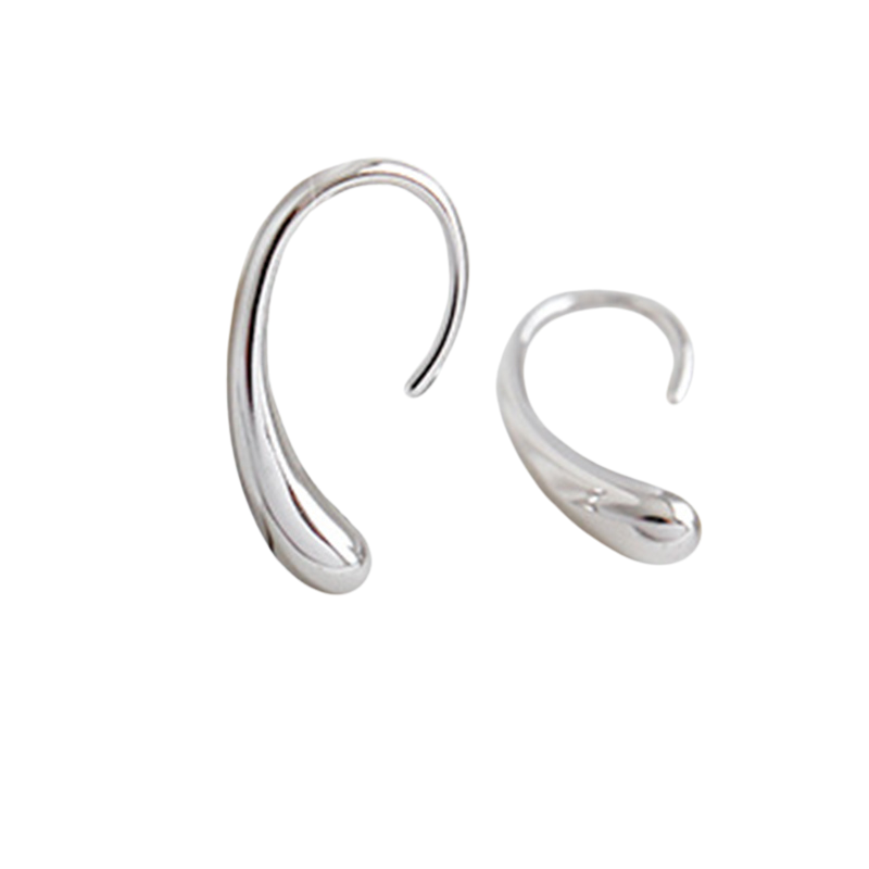 Skulpturale Ohrhänger aus 925 Sterling Silber mit geschwungener Tropfenform, glatt poliert.