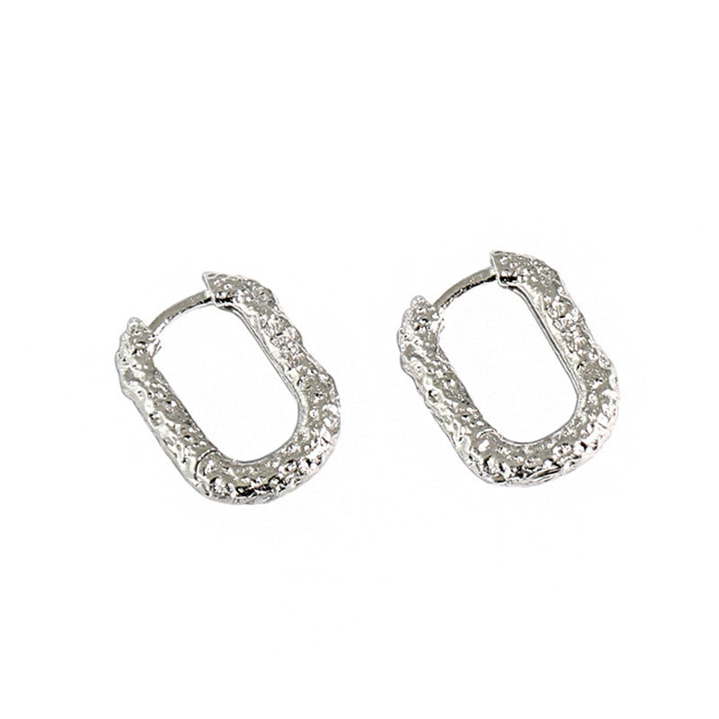 Strukturierte Oval-Kreolen aus 925 Sterling Silber, skulpturaler Look mit organischer Oberfläche, modern und zeitlos.