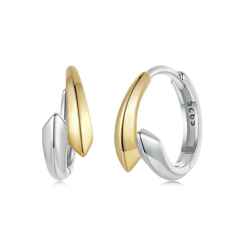 Bicolor Kreolen aus 925 Sterling Silber, skulpturale geteilte Form in Gold und Silber, modern und elegant.