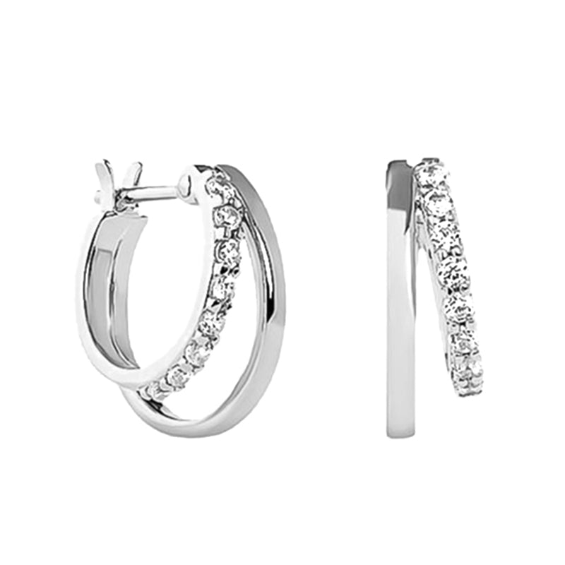 Moderne Kreolen aus 925 Silber mit doppelt geführter Form, eine Linie glatt, die andere mit Zirkonia besetzt; eleganter, zeitloser Look.