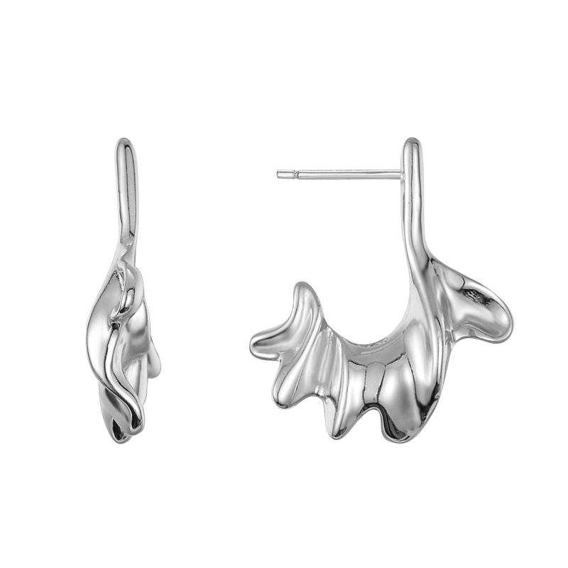 Organische Ohrhänger Drapé aus 925 Sterling Silber, skulpturale Wellenform, modern und elegant, glänzende Oberfläche.