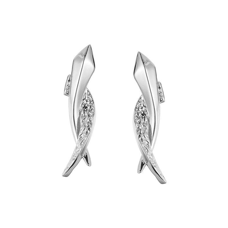 Skulpturale Ohrhänger aus 925 Sterling Silber in organischer, fließender Form mit polierter und strukturierter Oberfläche.