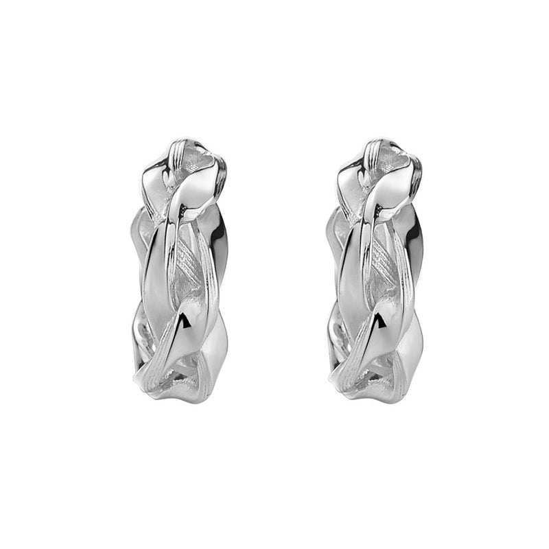 Geflochtene Kreolen aus 925 Sterling Silber, poliert und leicht, organische Form – elegante Mini-Hoops für Alltag und Abend.