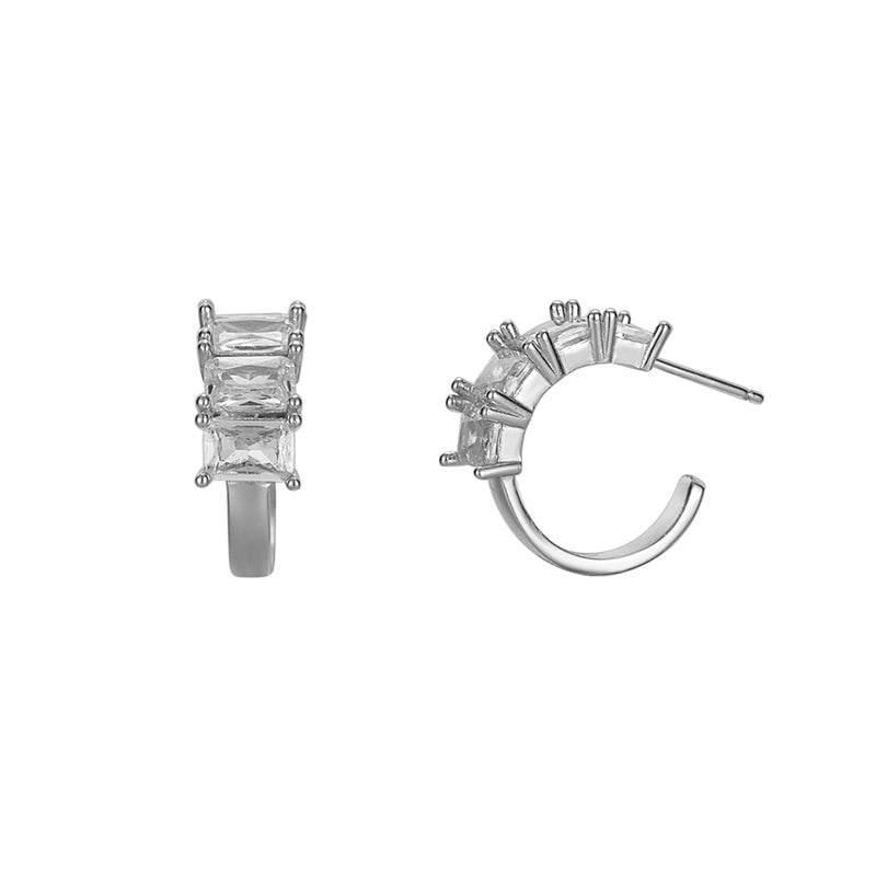 Kleine Kreolen „Lunara“ aus 925 Sterling Silber mit drei quadratischen Zirkonia im modernen Halbkreis-Design.