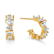 Goldene Kreolen mit facettierten Zirkonia in verschiedenen Schliffen – runde, baguette- und tropfenförmige Steine aus 925 Sterling Silber.