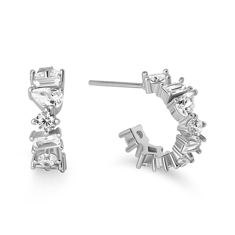  Kreolen mit facettierten Zirkonia in verschiedenen Schliffen – runde, baguette- und tropfenförmige Steine aus 925 Sterling Silber.