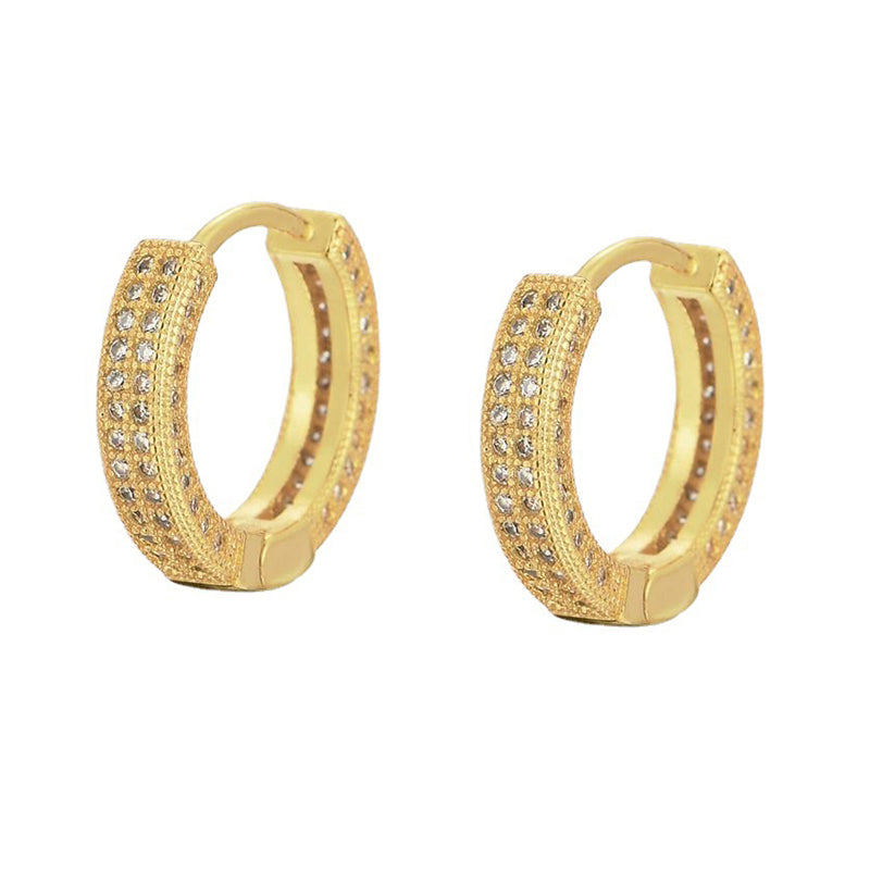 Kompakte Kreolen mit dichtem Zirkonia-Pavé, runde Form, wahlweise silberfarben oder goldfarben, moderner Look, eleganter Glanz.