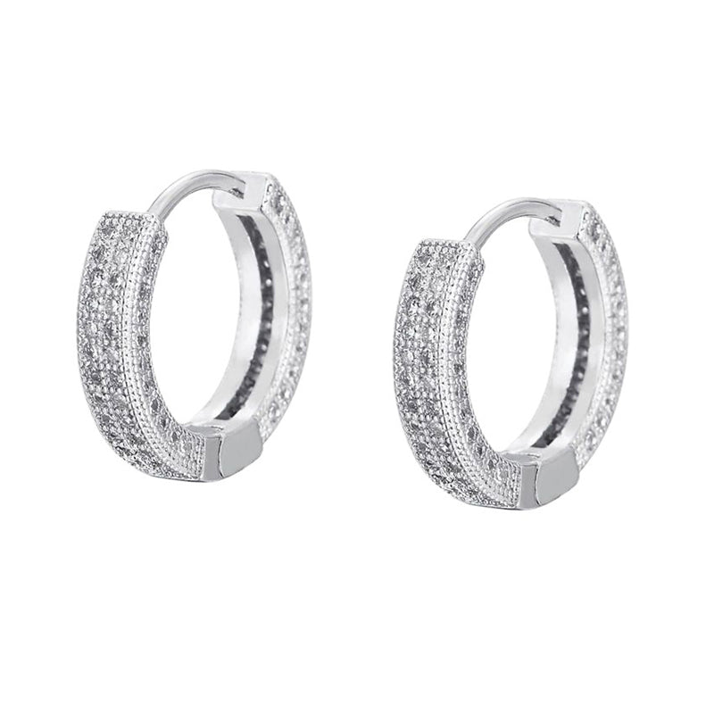 Kompakte Kreolen mit dichtem Zirkonia-Pavé, runde Form, wahlweise silberfarben oder goldfarben, moderner Look, eleganter Glanz.