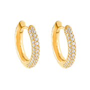 Runde Mini-Kreolen mit dreireihigem Zirkonia-Pavé aus 925 Sterling Silber, wahlweise goldvergoldet oder rhodiniert, funkelnd und elegant.