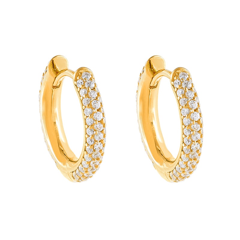 Runde Mini-Kreolen mit dreireihigem Zirkonia-Pavé aus 925 Sterling Silber, wahlweise goldvergoldet oder rhodiniert, funkelnd und elegant.