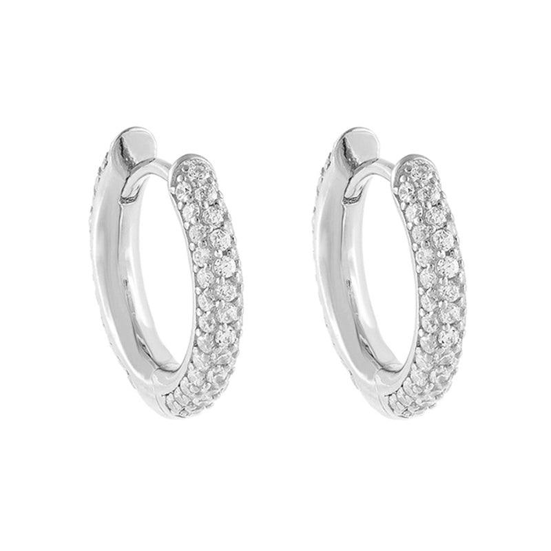 Runde Mini-Kreolen mit dreireihigem Zirkonia-Pavé aus 925 Sterling Silber, wahlweise goldvergoldet oder rhodiniert, funkelnd und elegant.