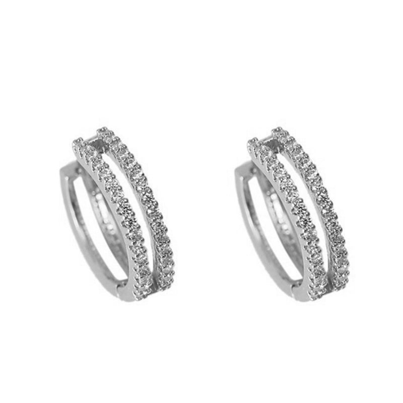 Doppelte Kreolen aus 925 Sterling Silber mit Zirkonia, erhältlich in rhodinierter, 14K vergoldeter oder rosévergoldeter Ausführung.