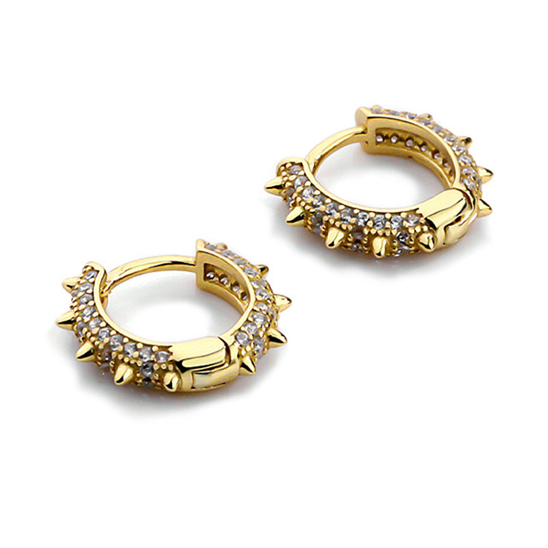 Vergoldete und rhodinierte Kreolen aus 925 Sterling Silber mit Zirkonia und Nietenstruktur, glänzend poliert, moderner Stil.