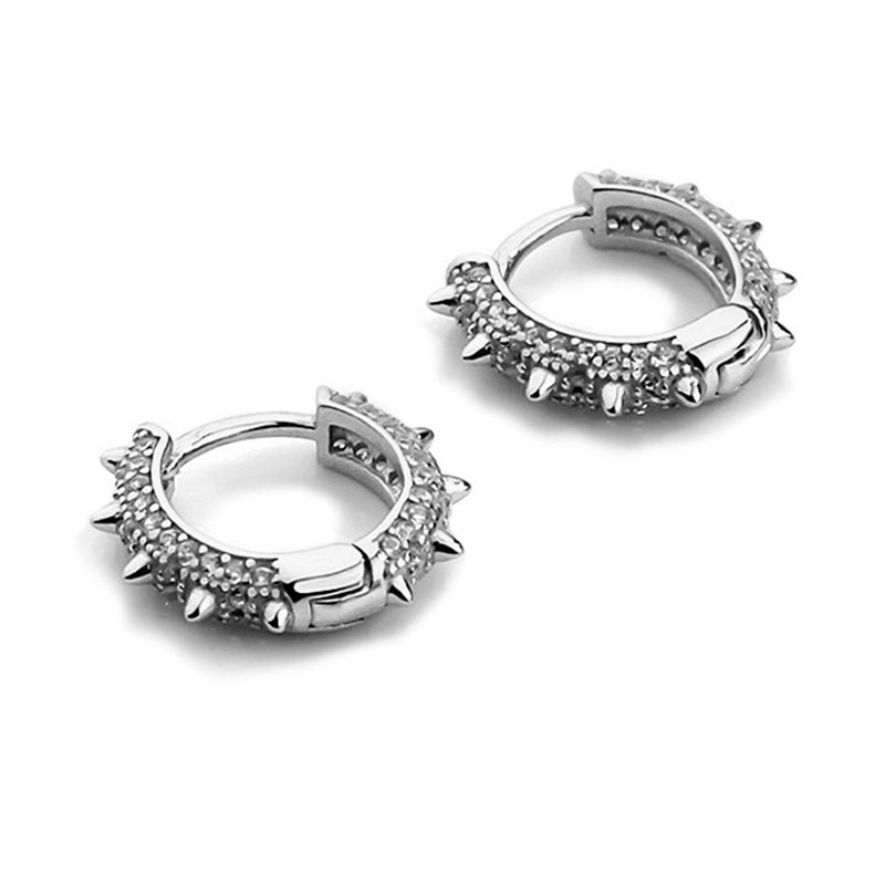 Vergoldete und rhodinierte Kreolen aus 925 Sterling Silber mit Zirkonia und Nietenstruktur, glänzend poliert, moderner Stil.