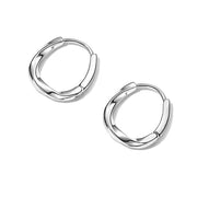 Geschwungene Kreolen aus 925 Sterling Silber, vergoldet oder rhodiniert, minimalistisches Design mit polierter Oberfläche.