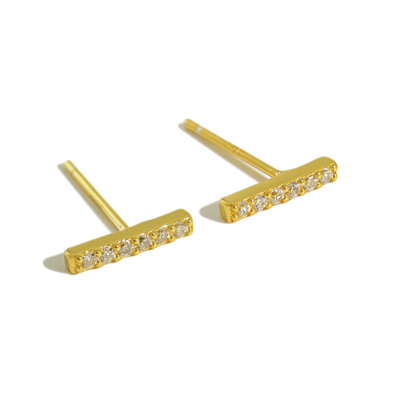 Ohrstecker aus 925 Sterling Silber, vergoldet oder rhodiniert, mit funkelnden Zirkonia im Stabdesign, minimalistischer Stil.