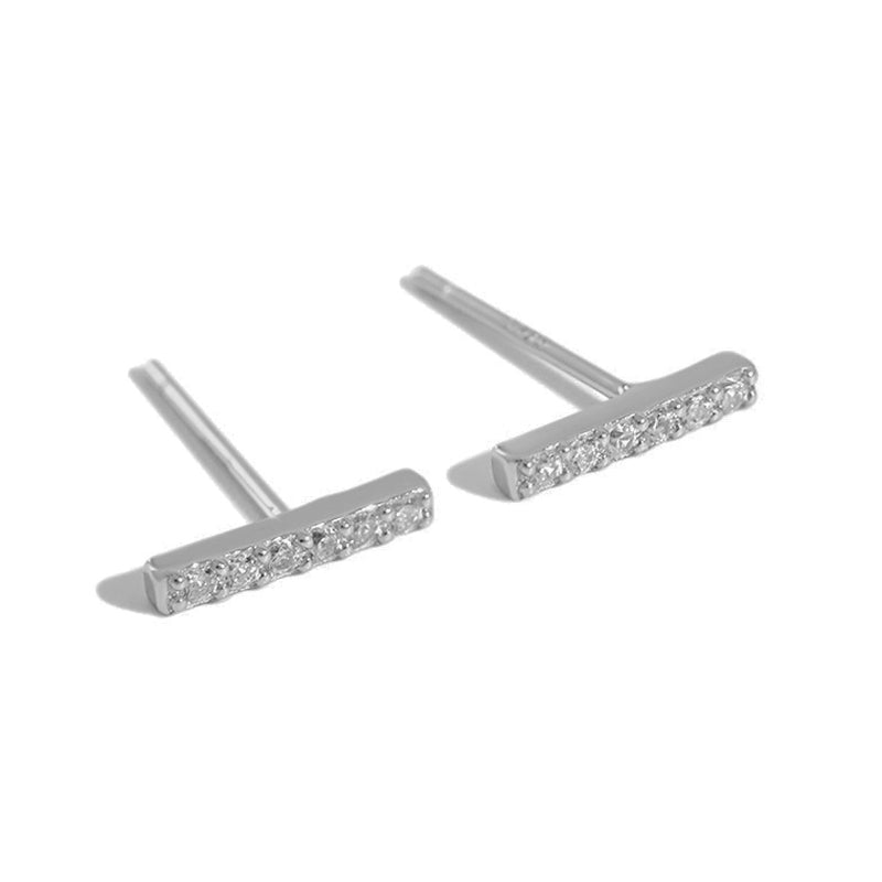 Ohrstecker aus 925 Sterling Silber, vergoldet oder rhodiniert, mit funkelnden Zirkonia im Stabdesign, minimalistischer Stil.