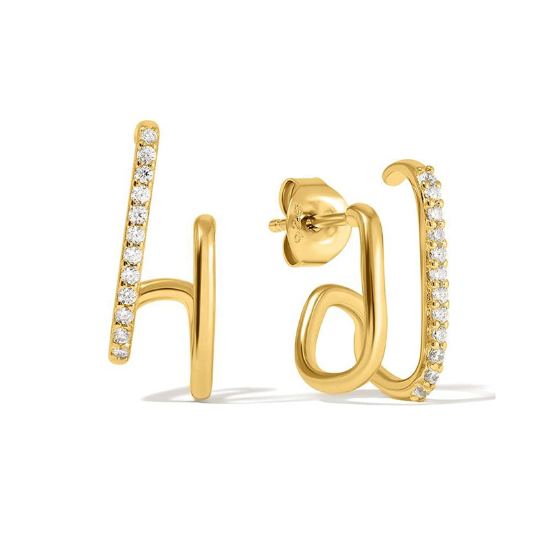 Ohrstecker Lia Sway aus 925 Sterling Silber, wahlweise vergoldet oder rhodiniert, mit gebogener Form und Zirkonia-Reihe.