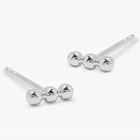 Minimalistische Trio-Ohrstecker mit drei polierten Kugeln aus 925 Sterling Silber, dezentes Design für Alltag und Layering