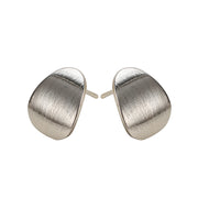 Matte, organische Ohrstecker aus 925 Sterling Silber mit sanft gewölbter Form und satiniertem Finish, minimalistischer Look