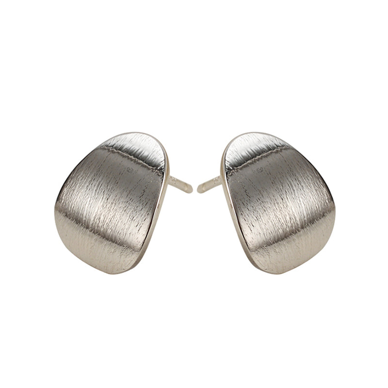 Matte, organische Ohrstecker aus 925 Sterling Silber mit sanft gewölbter Form und satiniertem Finish, minimalistischer Look