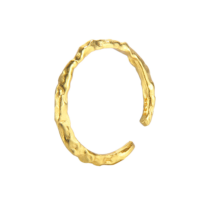 Verstellbarer Ring aus 925 Sterling Silber mit gehämmerter, organischer Oberfläche; 18K vergoldet oder Silber (rhodiniert)