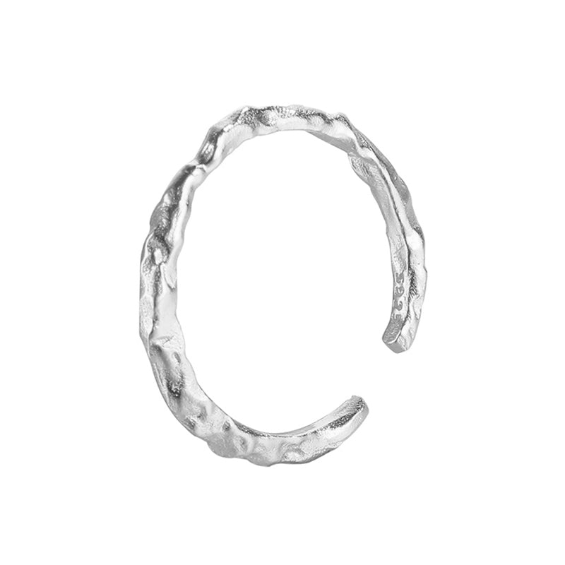 Verstellbarer Ring aus 925 Sterling Silber mit gehämmerter, organischer Oberfläche; 18K vergoldet oder Silber (rhodiniert)