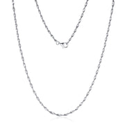 Zarte Silberkette mit gedrehter Twist-Struktur, glänzend poliert; zeitloses Design für Solo-Looks und Layering.
