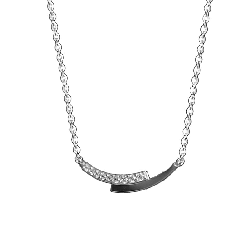 Feine Bogen Halskette aus 925 Silber mit Zirkonia Akzent, minimalistisch und elegant, ideal zum Layering für den Alltag.