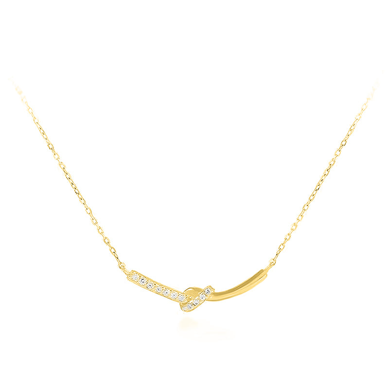 Fein gebogener Anhänger mit Pavé-Zirkonia und sanftem Knoten – ein leiser Glanz, der jeden Look modern abrundet. Ideal solo getragen oder im Layering.