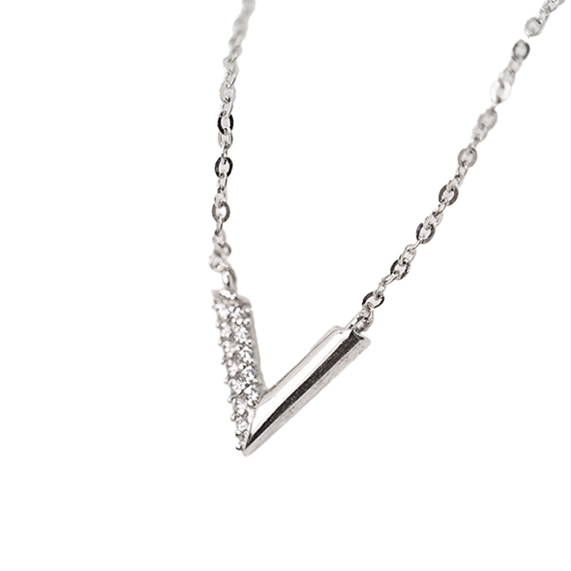 Feine V-Halskette mit Pavé-Zirkonia auf zarter Ankerkette, minimalistisches Design aus 925 Sterling Silber für Alltag und Anlass